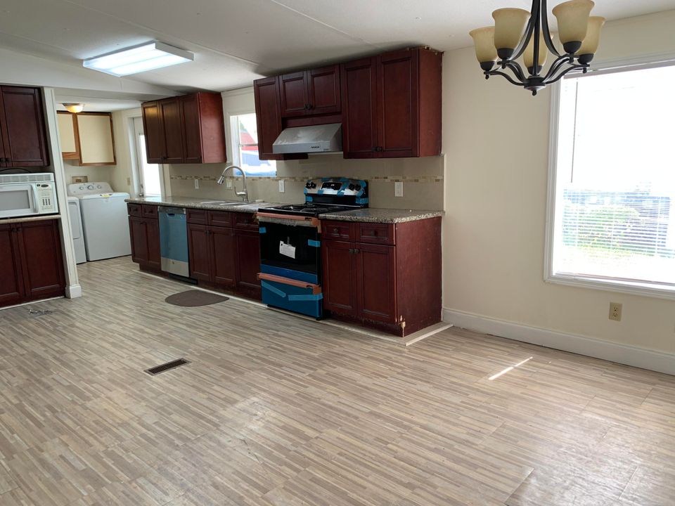 Active With Contract: $2,600 (3 beds, 2 baths, 1152 Square Feet)