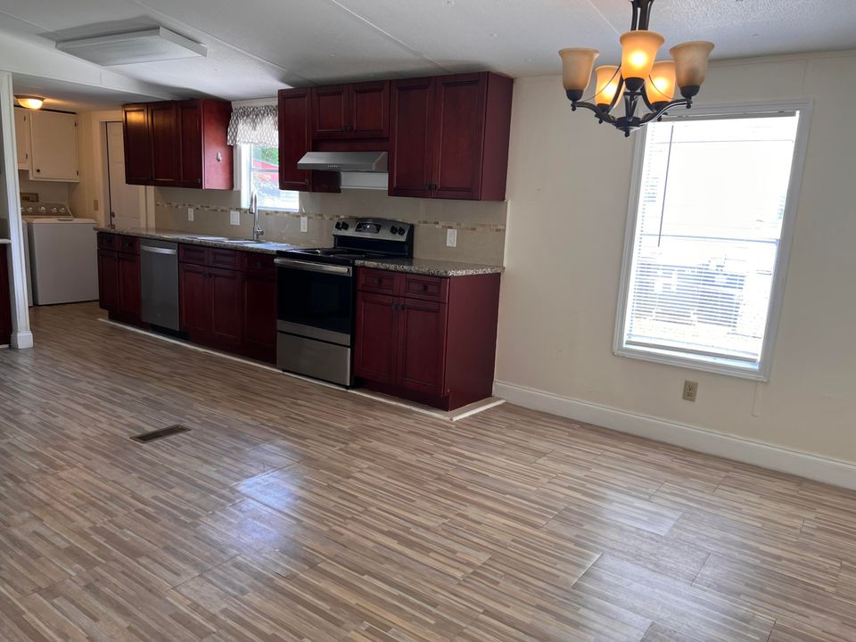 Active With Contract: $2,600 (3 beds, 2 baths, 1152 Square Feet)