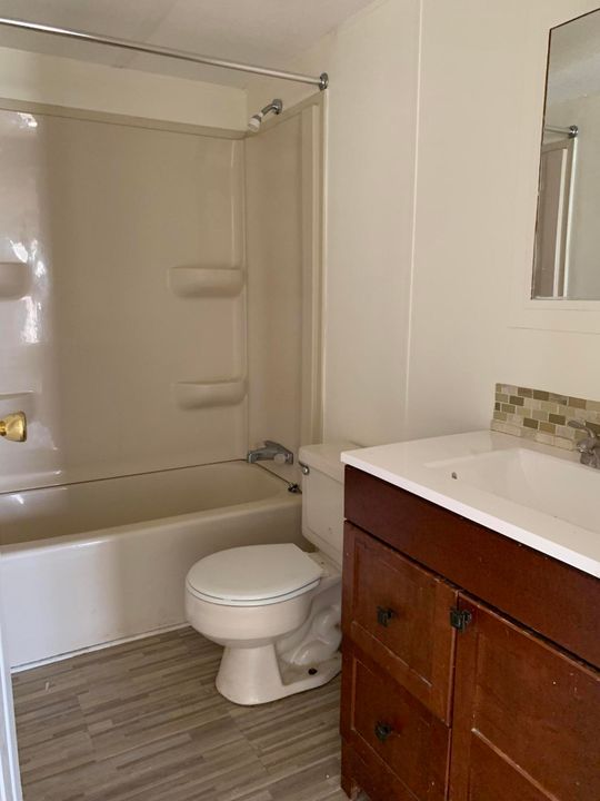 Active With Contract: $2,600 (3 beds, 2 baths, 1152 Square Feet)