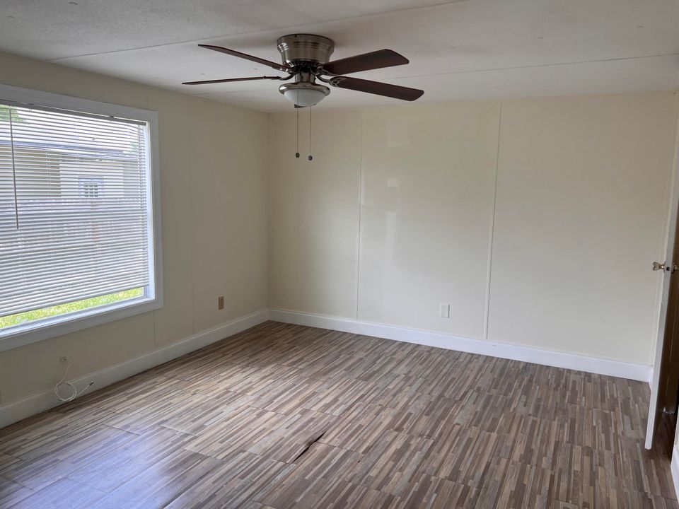 Active With Contract: $2,600 (3 beds, 2 baths, 1152 Square Feet)