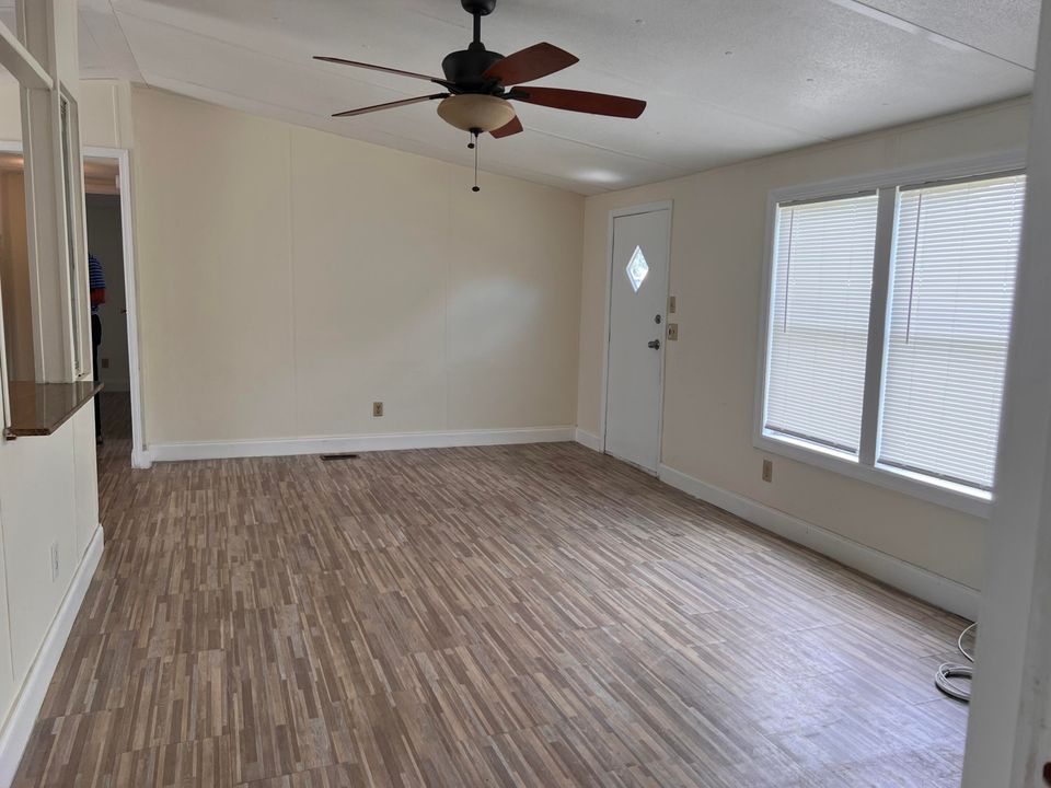 Active With Contract: $2,600 (3 beds, 2 baths, 1152 Square Feet)