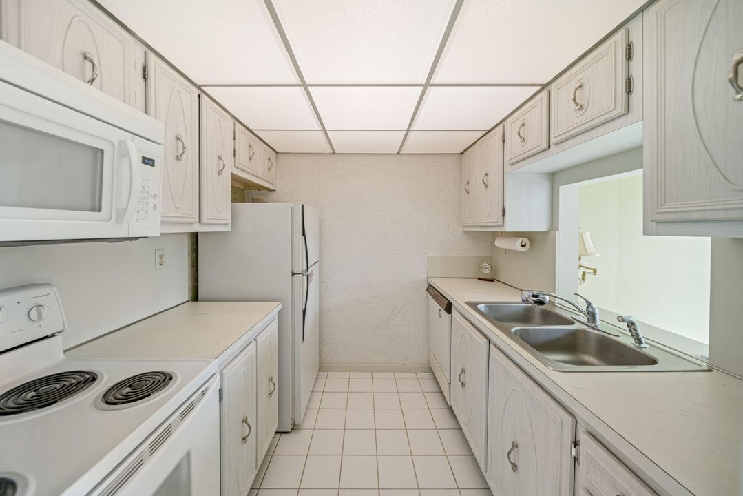 For Sale: $215,000 (2 beds, 2 baths, 1080 Square Feet)