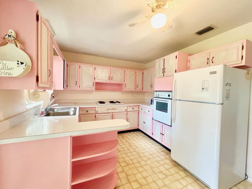 For Sale: $285,000 (2 beds, 1 baths, 1230 Square Feet)