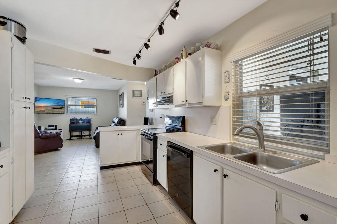 Active With Contract: $525,000 (3 beds, 2 baths, 1452 Square Feet)