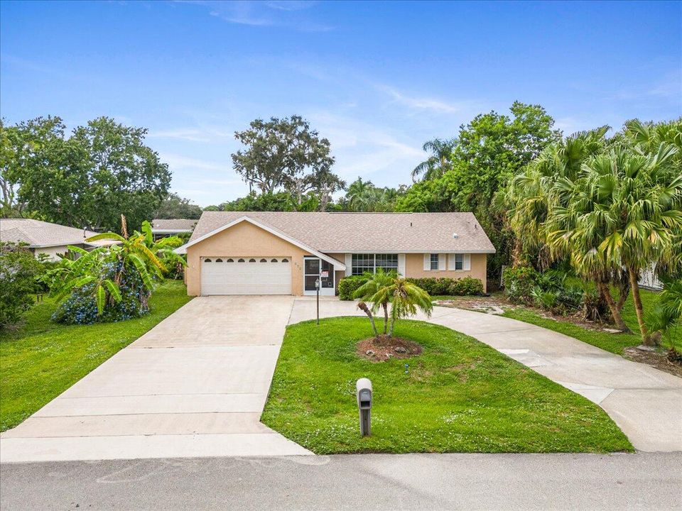 Active With Contract: $299,900 (3 beds, 2 baths, 1738 Square Feet)