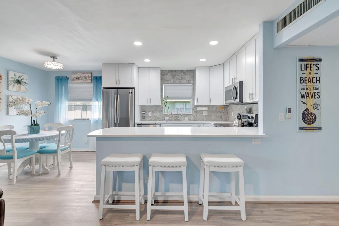 Active With Contract: $2,200 (2 beds, 2 baths, 880 Square Feet)