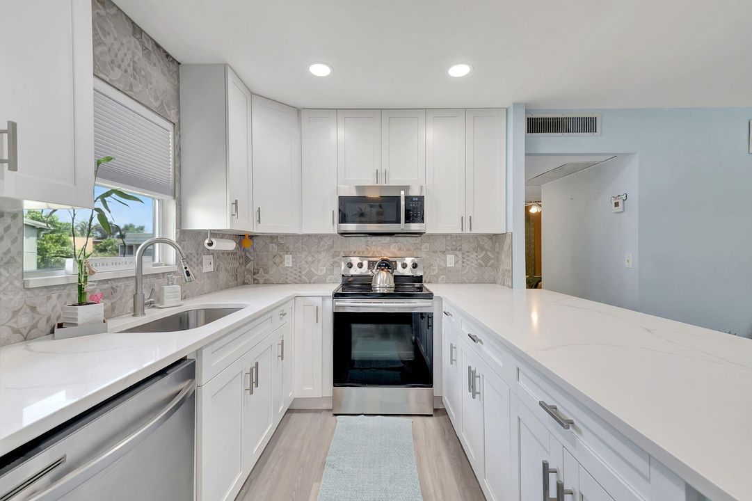 Active With Contract: $2,200 (2 beds, 2 baths, 880 Square Feet)