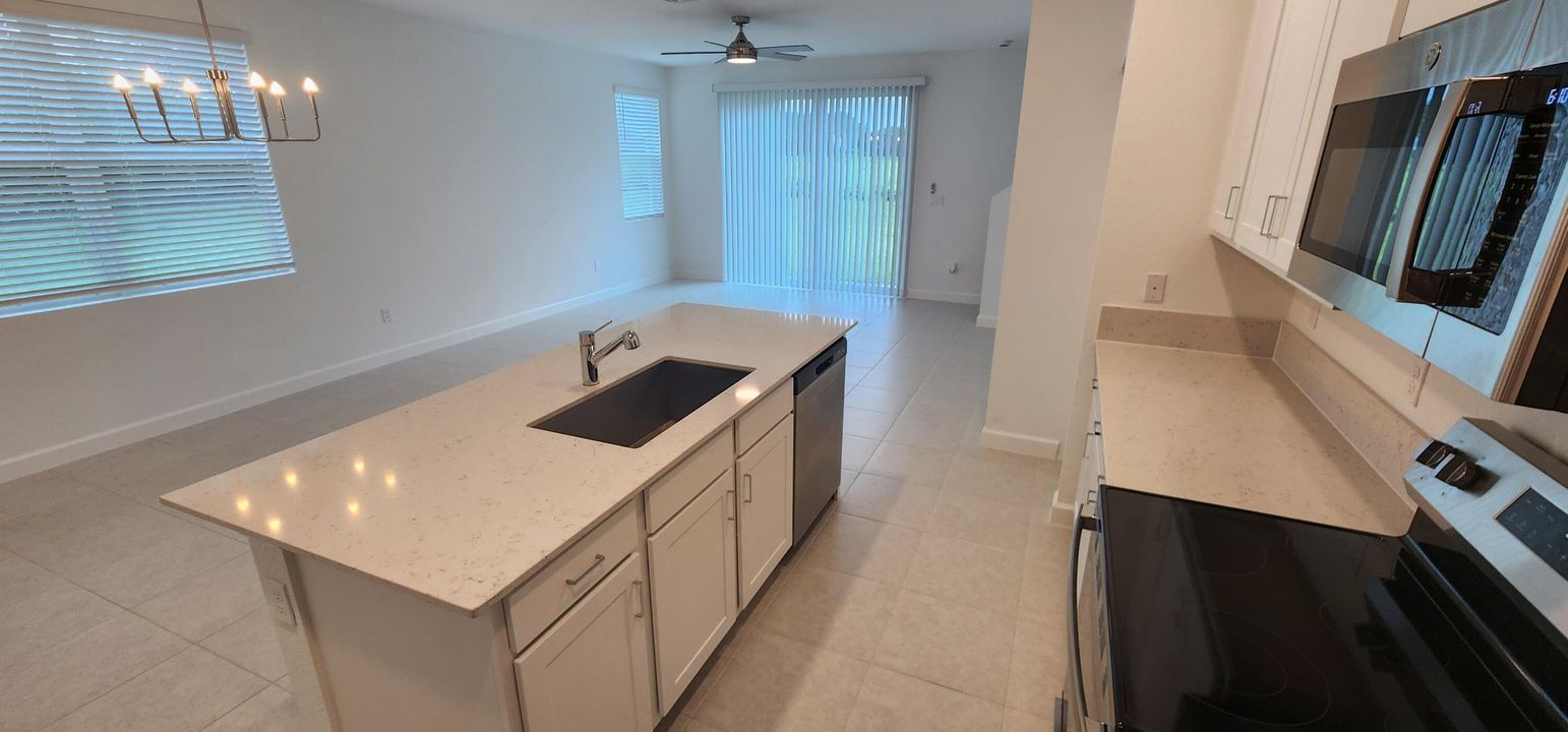 For Rent: $2,800 (3 beds, 2 baths, 1821 Square Feet)