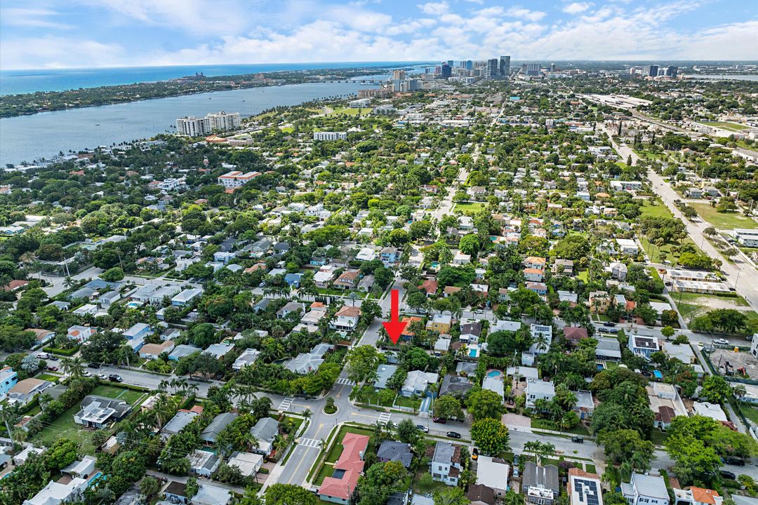 For Sale: $1,049,000 (2 beds, 2 baths, 1132 Square Feet)