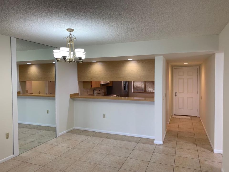 Active With Contract: $2,000 (2 beds, 2 baths, 1385 Square Feet)