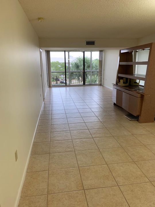 Active With Contract: $2,000 (2 beds, 2 baths, 1385 Square Feet)