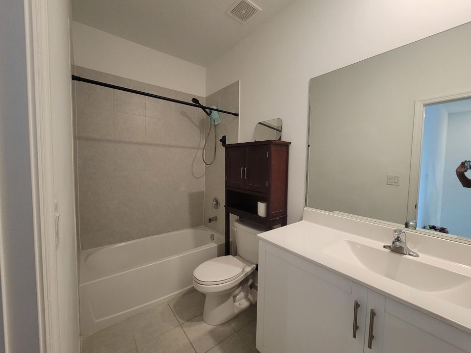 Active With Contract: $2,550 (3 beds, 2 baths, 1749 Square Feet)