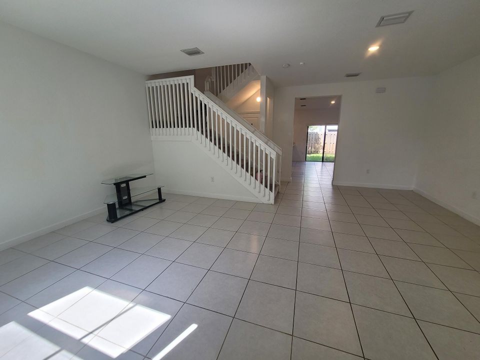 Active With Contract: $2,550 (3 beds, 2 baths, 1749 Square Feet)