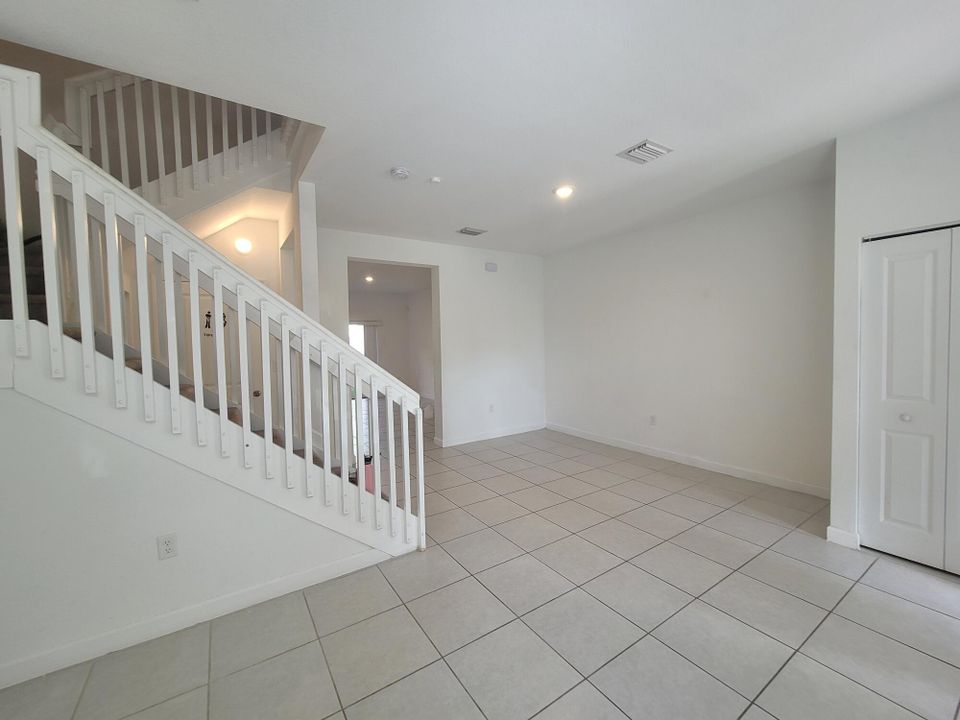 Active With Contract: $2,550 (3 beds, 2 baths, 1749 Square Feet)