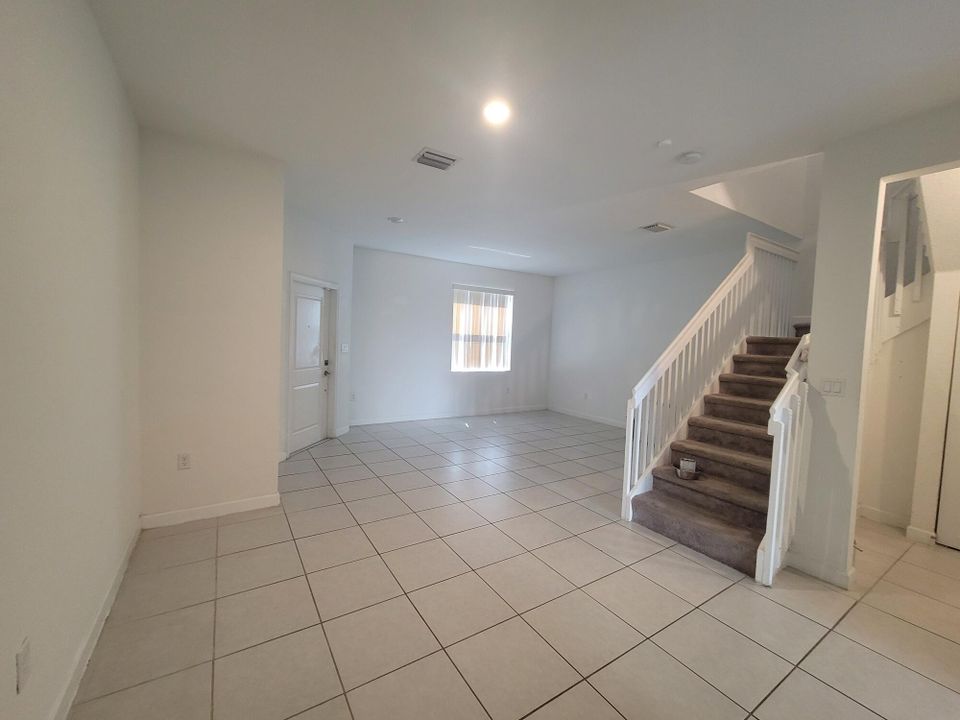 Active With Contract: $2,550 (3 beds, 2 baths, 1749 Square Feet)