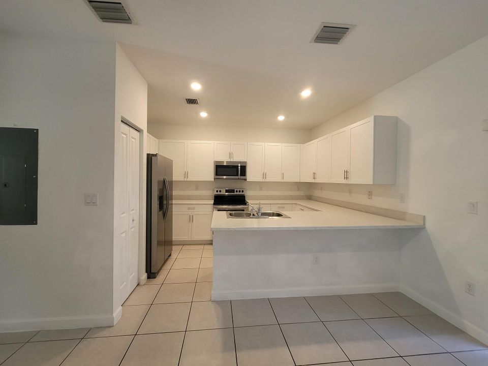 Active With Contract: $2,550 (3 beds, 2 baths, 1749 Square Feet)