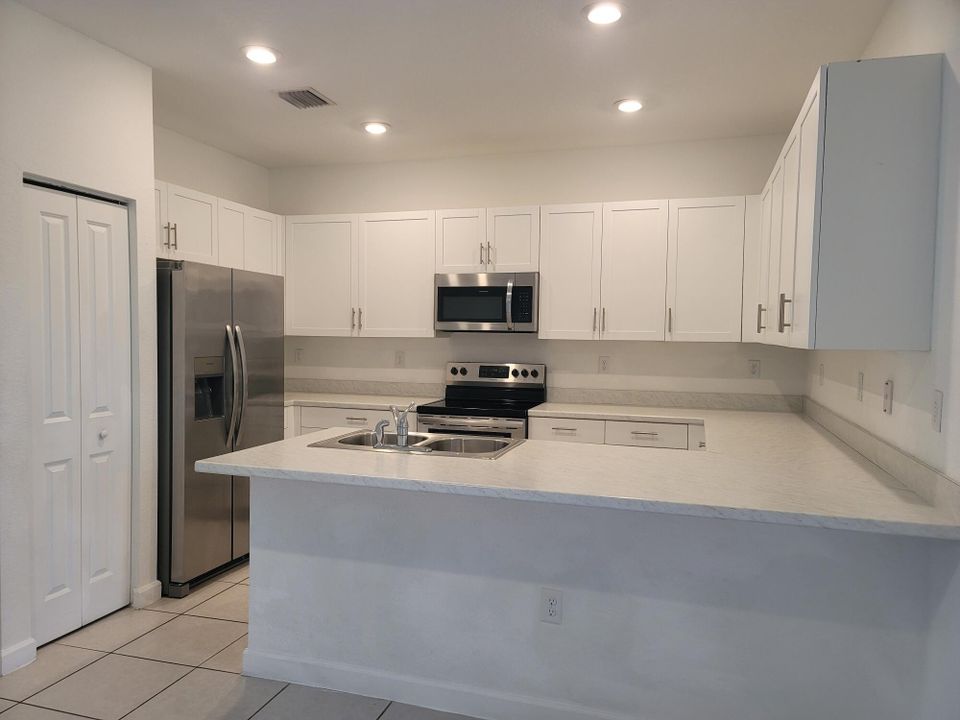 Active With Contract: $2,550 (3 beds, 2 baths, 1749 Square Feet)