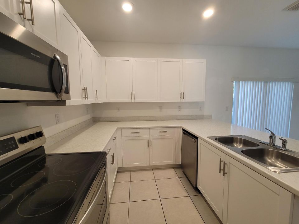 Active With Contract: $2,550 (3 beds, 2 baths, 1749 Square Feet)