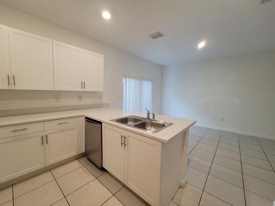 Active With Contract: $2,550 (3 beds, 2 baths, 1749 Square Feet)