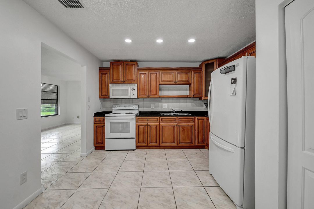 For Sale: $218,800 (2 beds, 2 baths, 1354 Square Feet)