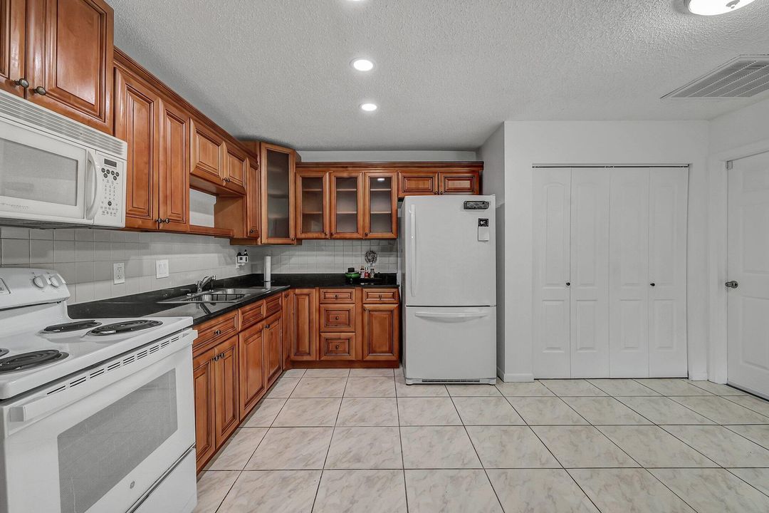 For Sale: $218,800 (2 beds, 2 baths, 1354 Square Feet)