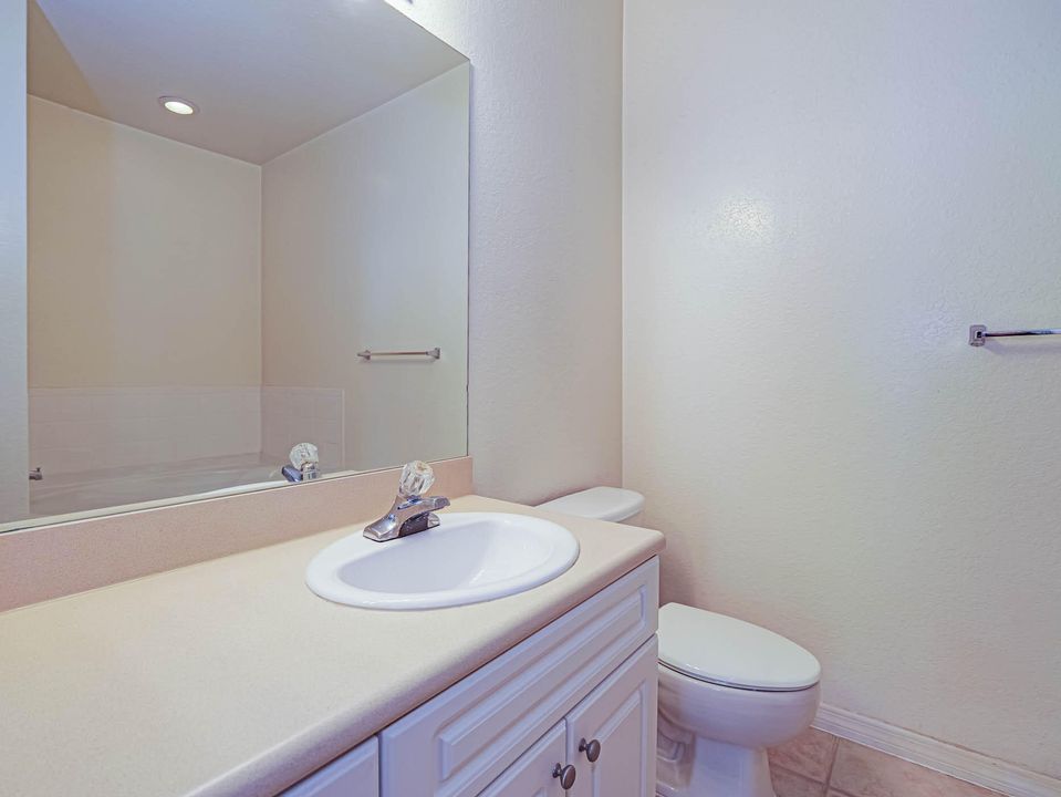 For Sale: $249,000 (2 beds, 2 baths, 1140 Square Feet)