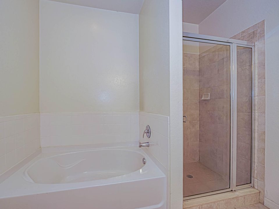 For Sale: $249,000 (2 beds, 2 baths, 1140 Square Feet)