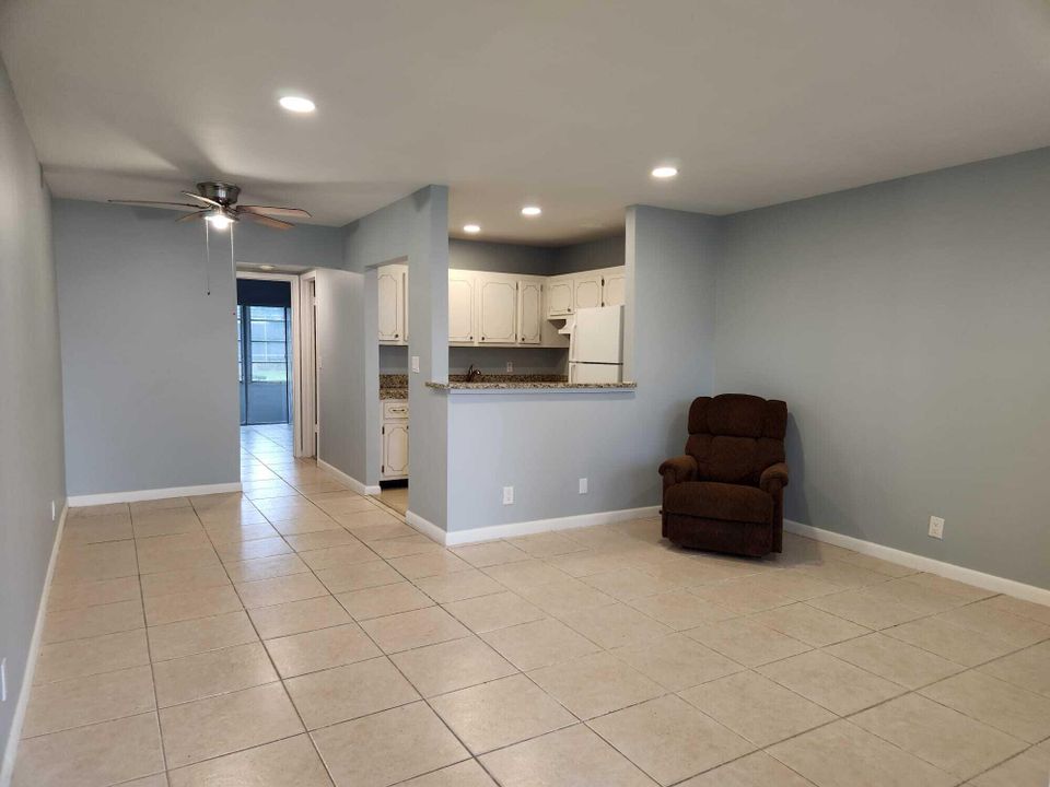 Active With Contract: $1,345 (1 beds, 1 baths, 570 Square Feet)