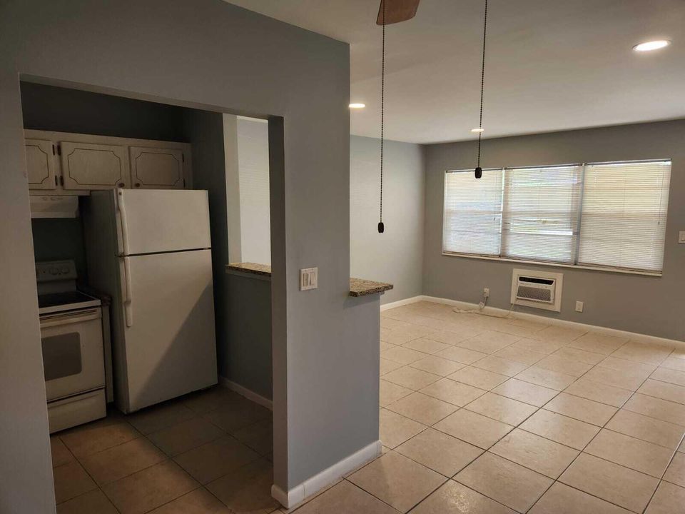 Active With Contract: $1,345 (1 beds, 1 baths, 570 Square Feet)