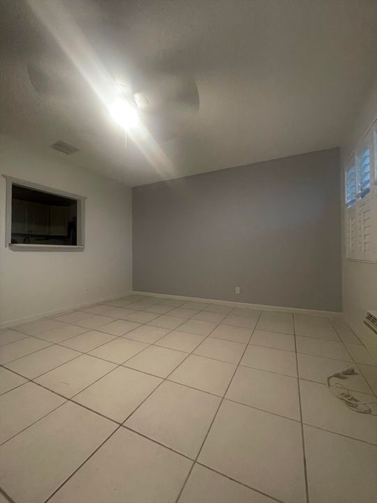 Active With Contract: $1,250 (1 beds, 1 baths, 570 Square Feet)