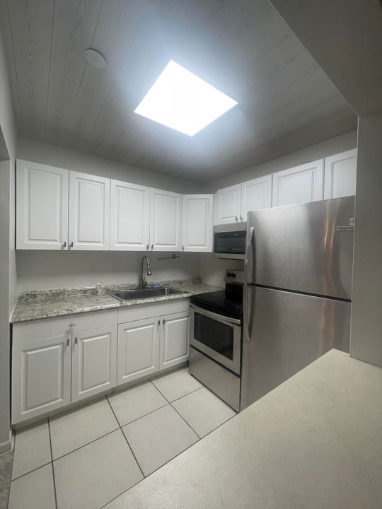 Active With Contract: $1,250 (1 beds, 1 baths, 570 Square Feet)