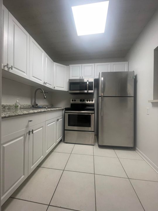 Active With Contract: $1,250 (1 beds, 1 baths, 570 Square Feet)