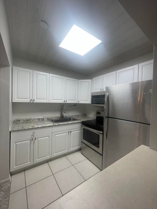 Active With Contract: $1,250 (1 beds, 1 baths, 570 Square Feet)