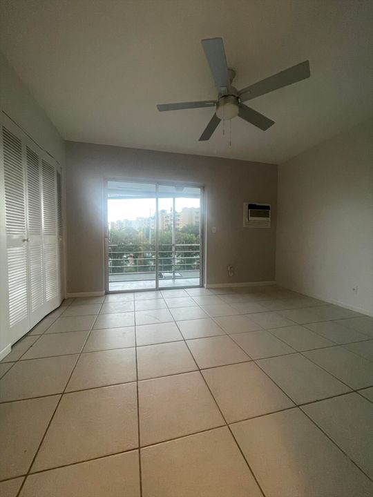 Active With Contract: $1,250 (1 beds, 1 baths, 570 Square Feet)