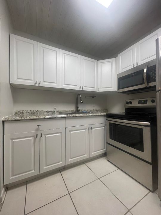 Active With Contract: $1,250 (1 beds, 1 baths, 570 Square Feet)