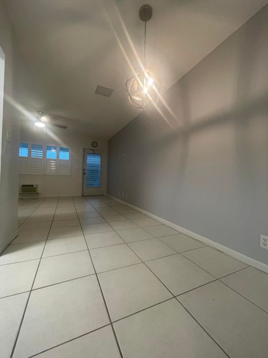 Active With Contract: $1,250 (1 beds, 1 baths, 570 Square Feet)