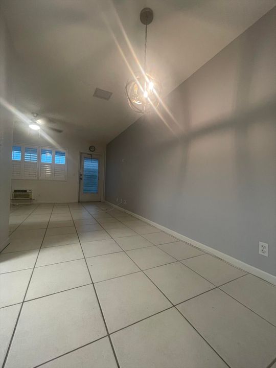 Active With Contract: $1,250 (1 beds, 1 baths, 570 Square Feet)