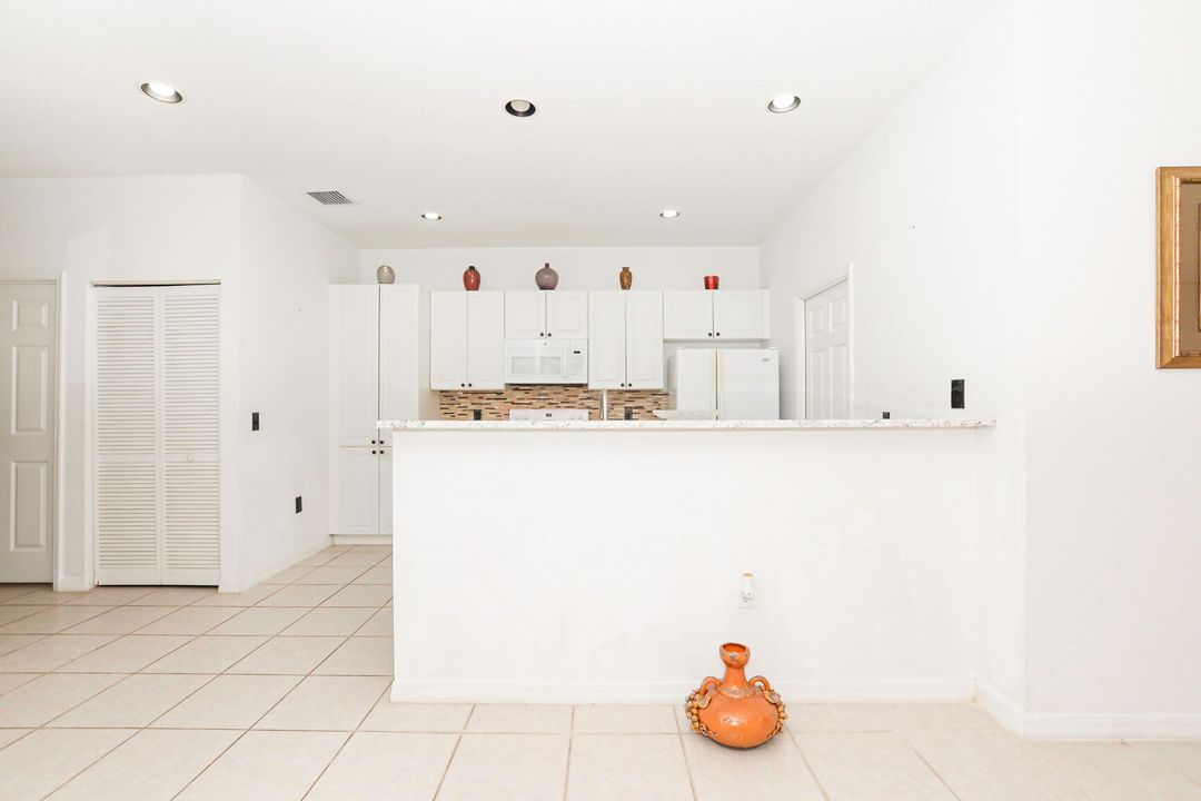 For Sale: $274,000 (2 beds, 2 baths, 1335 Square Feet)