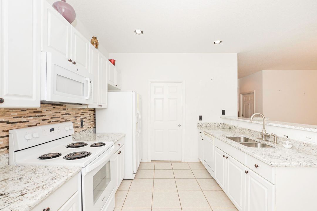 For Sale: $274,000 (2 beds, 2 baths, 1335 Square Feet)