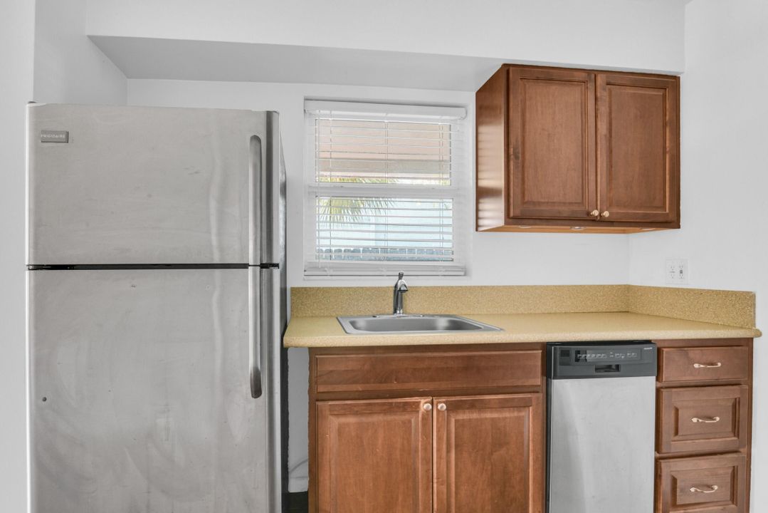 Active With Contract: $1,700 (1 beds, 1 baths, 662 Square Feet)