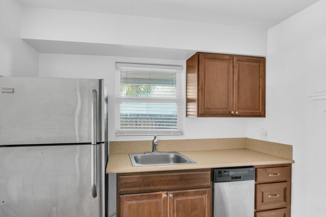 Active With Contract: $1,700 (1 beds, 1 baths, 662 Square Feet)