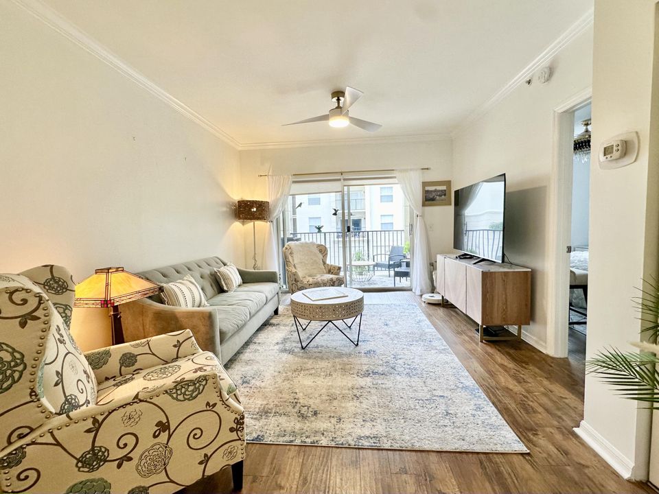 Active With Contract: $2,450 (2 beds, 2 baths, 1061 Square Feet)