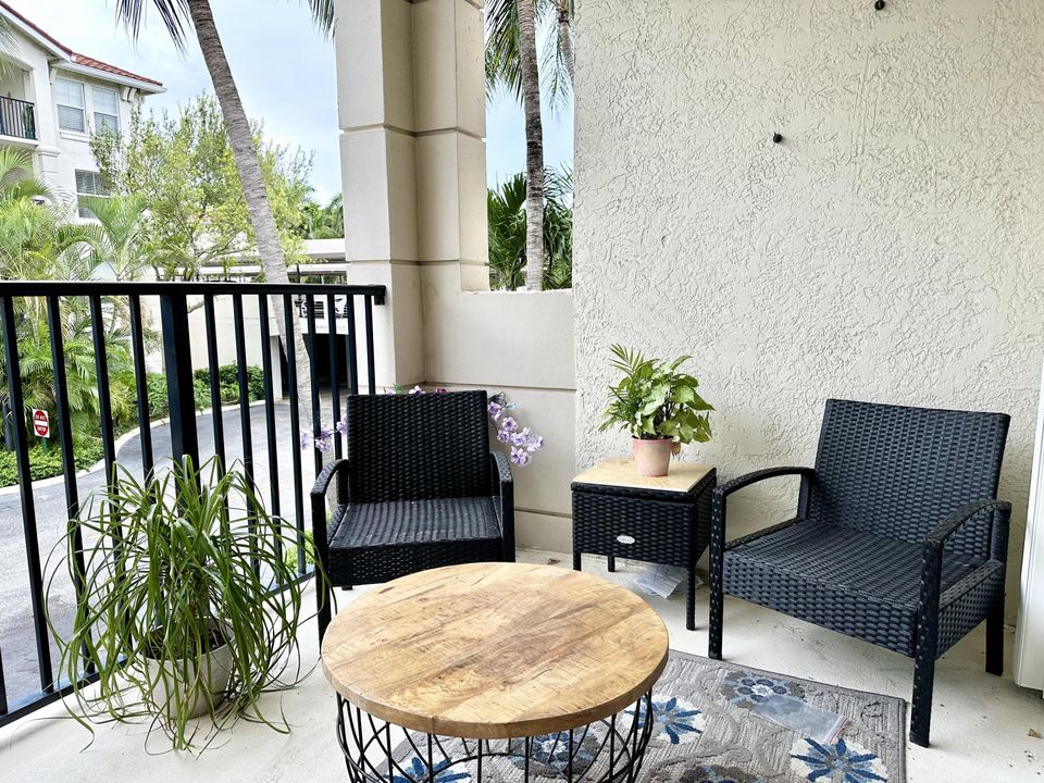 Active With Contract: $2,450 (2 beds, 2 baths, 1061 Square Feet)