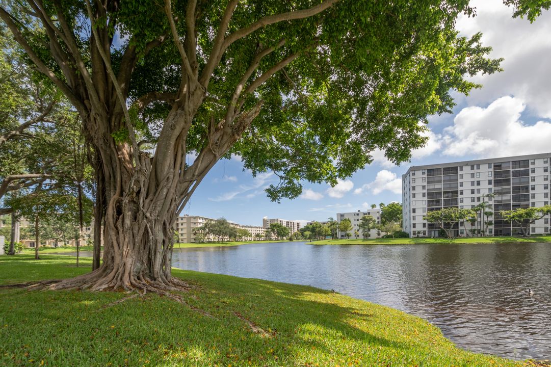 Active With Contract: $255,000 (2 beds, 2 baths, 825 Square Feet)