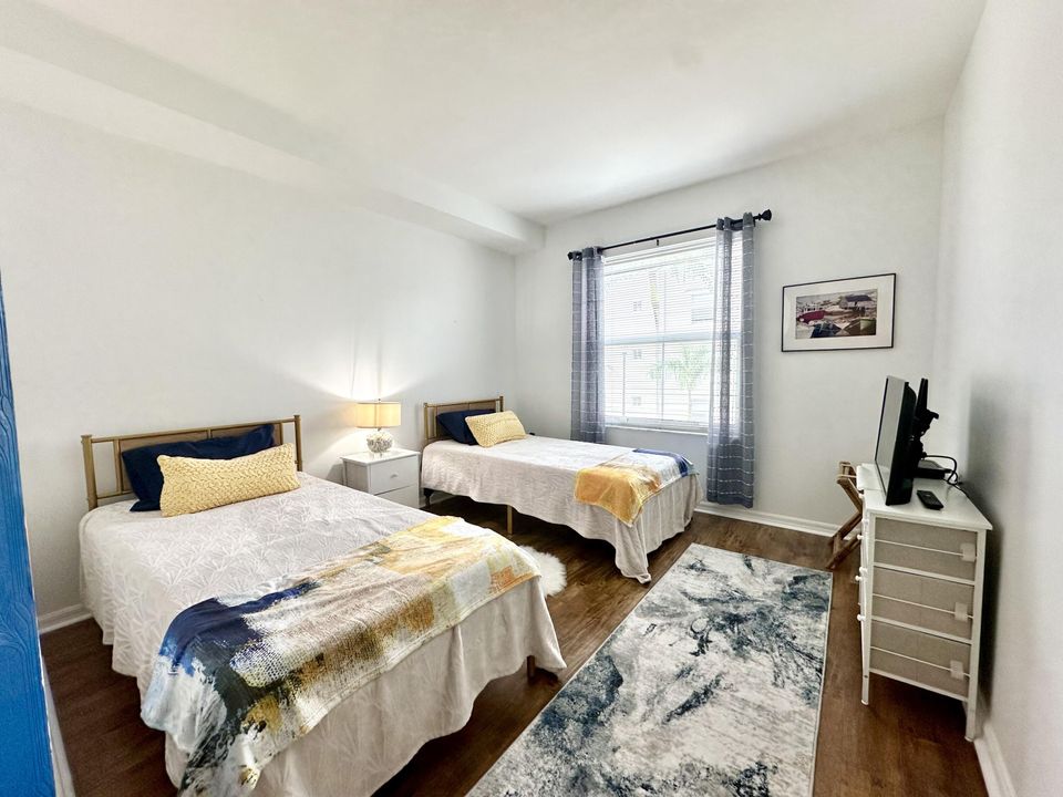 Active With Contract: $2,450 (2 beds, 2 baths, 1061 Square Feet)