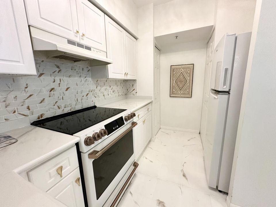 Active With Contract: $2,450 (2 beds, 2 baths, 1061 Square Feet)