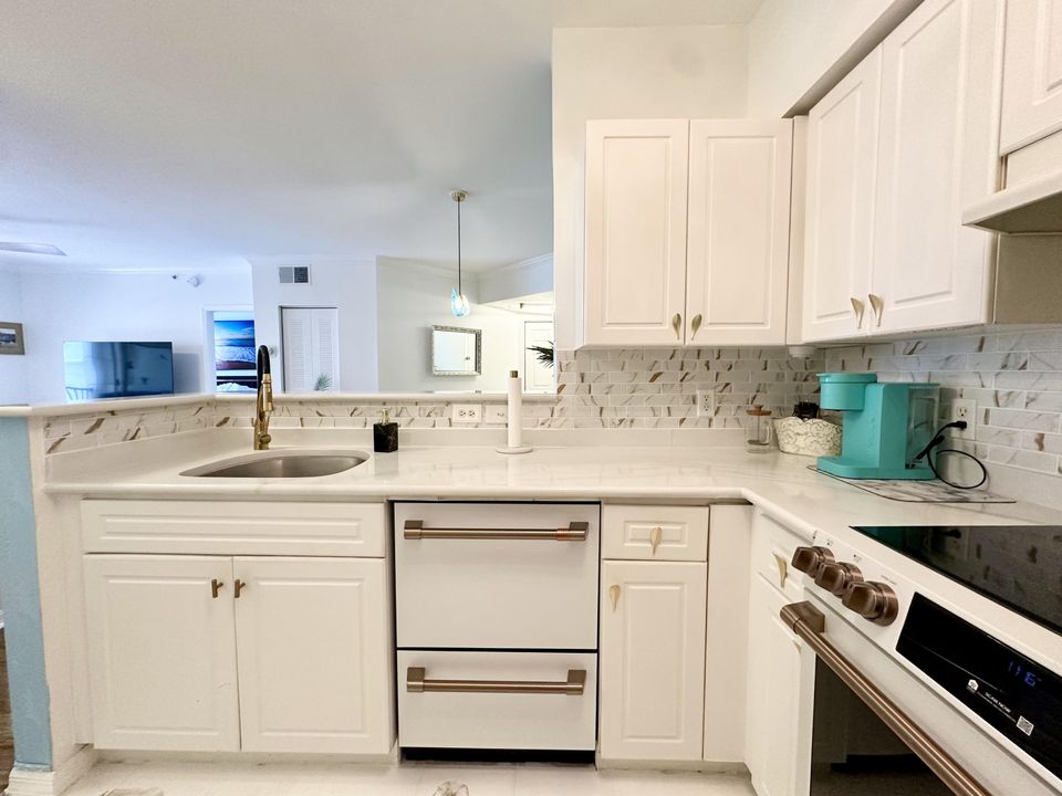 Active With Contract: $2,450 (2 beds, 2 baths, 1061 Square Feet)