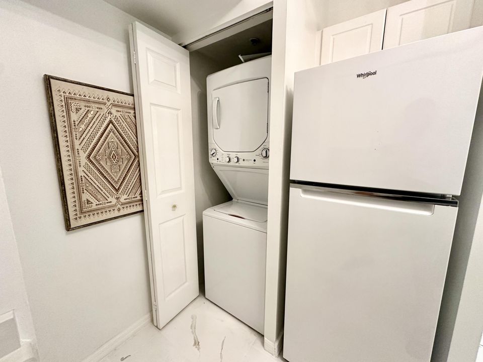 Active With Contract: $2,450 (2 beds, 2 baths, 1061 Square Feet)