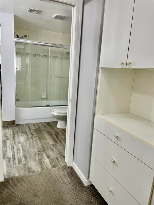 Active With Contract: $2,400 (2 beds, 2 baths, 1211 Square Feet)