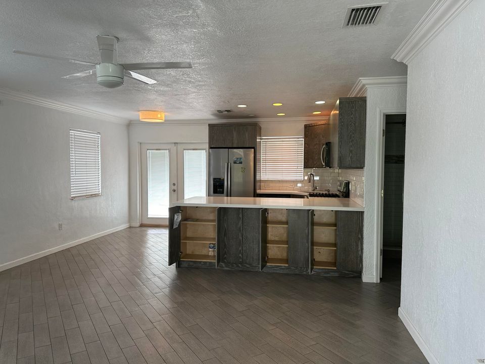 Active With Contract: $3,200 (3 beds, 2 baths, 1050 Square Feet)